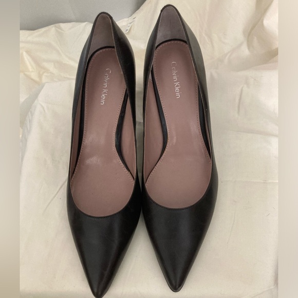 Women's CALVIN KLEIN Leather Low Heeled PUMPS EUC Size 7M - Picture 4 of 4